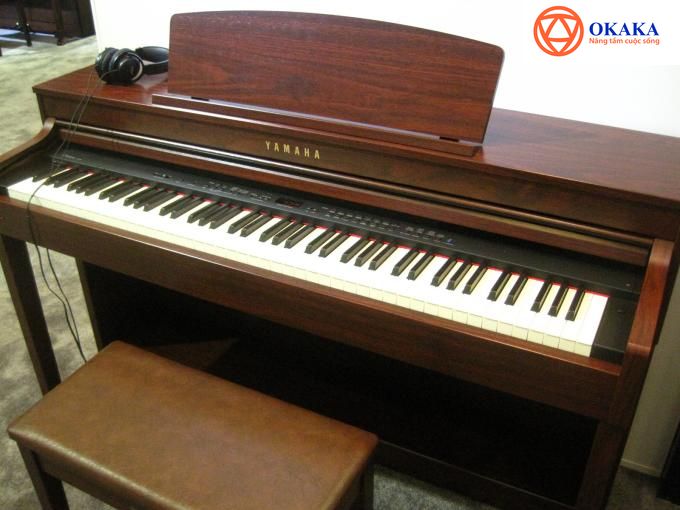 Yamaha được xem là một trong những thương hiệu đàn piano điện yêu thích tại Việt Nam. Bạn sẽ dễ dàng tìm thấy những chiếc đàn piano của Yamaha trong các buổi nhạc nhỏ tại các quán bar, pub, cà phê, chương trình ca nhạc ngoài trời… Không phải ngẫu nhiên mà đàn piano điện Yamaha có thể “vươn vòi bạch tuộc” khắp lãnh thổ Việt Nam, trở thành “thương hiệu đàn piano điện quốc dân” và “lọt vào mắt xanh” của biết bao người trót say mê tiếng đàn piano du dương. Ngay đến OKAKA cũng thường tư vấn nhiều người mới tập đàn piano nên chọn mua đàn piano điện Yamaha.