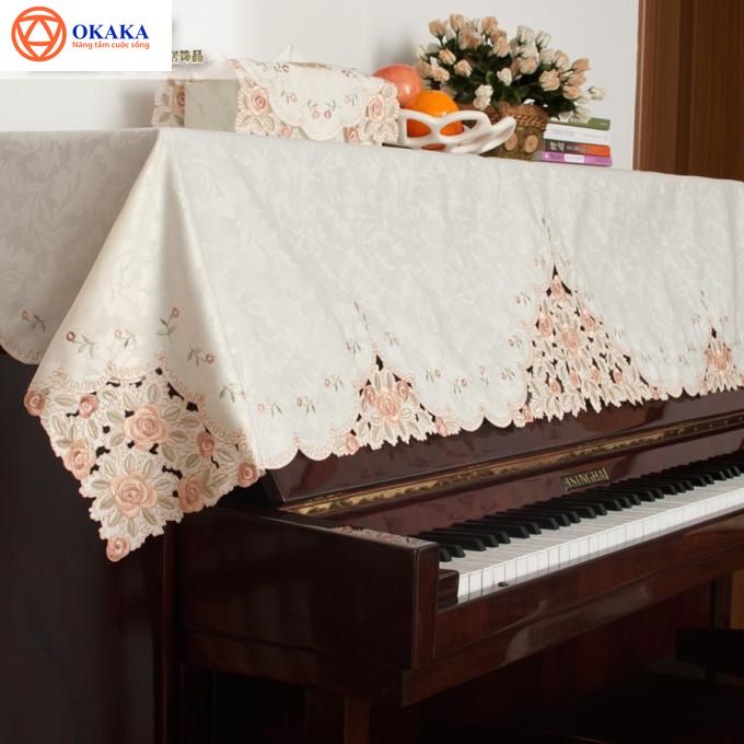 Rất nhiều người Việt Nam xem nhẹ việc trang bị khăn phủ đàn piano vì nghĩ rằng chúng không cần thiết. Nếu cũng thường không có thói quen sử dụng khăn phủ đàn piano, hoặc chỉ sử dụng một thời gian rồi phớt lờ đi thì có lẽ bạn nên suy nghĩ lại!