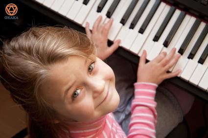 Con bạn có mắc hội chứng rối loạn tăng động giảm chú ý (Attention-Deficit Hyperactivity Disorder – ADHD) không? Nếu có, các bài học piano có thể giúp bạn và bé rất nhiều! Học chơi đàn piano là một trong những hoạt động học tập tốt nhất mà một đứa trẻ mắc hội chứng này có thể tham gia. Rất ít chương trình sinh hoạt ngoại khóa can thiệp cùng một lúc vào cảm giác và tinh thần của trẻ, điều này làm cho các bài học piano trở thành một lựa chọn tuyệt vời cho trẻ mắc hội chứng ADHD.