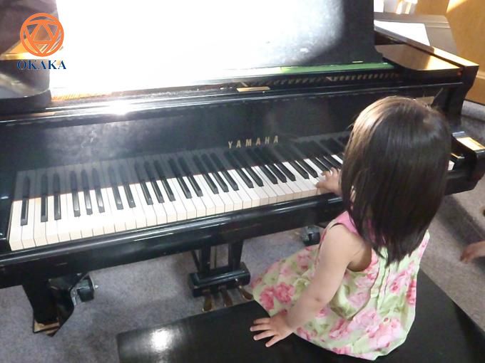 Con bạn có mắc hội chứng rối loạn tăng động giảm chú ý (Attention-Deficit Hyperactivity Disorder – ADHD) không? Nếu có, các bài học piano có thể giúp bạn và bé rất nhiều! Học chơi đàn piano là một trong những hoạt động học tập tốt nhất mà một đứa trẻ mắc hội chứng này có thể tham gia. Rất ít chương trình sinh hoạt ngoại khóa can thiệp cùng một lúc vào cảm giác và tinh thần của trẻ, điều này làm cho các bài học piano trở thành một lựa chọn tuyệt vời cho trẻ mắc hội chứng ADHD.