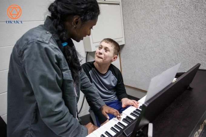 Trẻ tự kỷ rất thích lý thuyết âm nhạc và âm thanh của cây đàn piano. Chúng có thể “kết nối” với cây đàn piano ở những cấp độ mà chúng ta thấy khó hiểu. Piano cũng làm dịu chúng xuống, đây là một điểm cộng lớn khiến nhiều phụ huynh lựa chọn đàn piano cho bé. Tuy nhiên, có những điều bạn cần lưu ý khi dạy trẻ tự kỷ học đàn piano.
