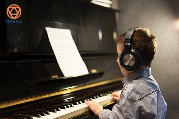 Học chơi piano bằng cách sử dụng tai nghe là một quá trình độc đáo mà bạn có thể hoàn thành với những cây đàn piano điện. Đây là một cách học chơi đàn piano mới, mang đến cho bạn một số kỹ thuật để thưởng thức tiếng đàn piano mà không làm phiền những người xung quanh như với nhạc cụ truyền thống. Hãy xem xét các lợi ích được liệt kê dưới đây, và bạn sẽ thấy học chơi đàn piano bằng tai nghe khiến mọi thứ đơn giản hơn rất nhiều.