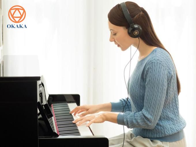 Học chơi piano bằng cách sử dụng tai nghe là một quá trình độc đáo mà bạn có thể hoàn thành với những cây đàn piano điện. Đây là một cách học chơi đàn piano mới, mang đến cho bạn một số kỹ thuật để thưởng thức tiếng đàn piano mà không làm phiền những người xung quanh như với nhạc cụ truyền thống. Hãy xem xét các lợi ích được liệt kê dưới đây, và bạn sẽ thấy học chơi đàn piano bằng tai nghe khiến mọi thứ đơn giản hơn rất nhiều.