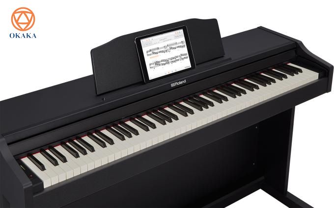 Tích hợp công nghệ thường chỉ có trên các cây đàn piano hạng sang của Roland, đàn piano điện Roland RP-102 với kiểu dáng tủ đứng gọn gàng và 3 pedal tích hợp mang lại âm thanh và độ nhạy phím đầy cảm hứng thực sự là ứng viên sáng giá cho người mới học.