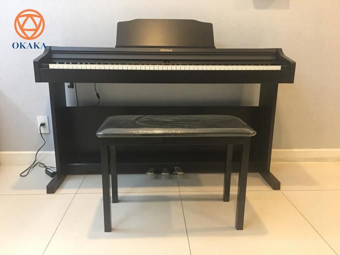 Với kiểu dáng nhỏ gọn và sang trọng, đàn piano điện Roland RP-302 mang lại âm thanh đặc trưng của Roland, cho người chơi trải nghiệm cảm giác chơi grand piano chân thực ngay trên một cây đàn piano điện có giá phải chăng.