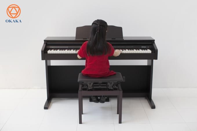 Bạn muốn dìu dắt con bạn những bước đầu tiên trên hành trình học đàn piano nhưng lại thấy khó duy trì sự chú ý của trẻ, đặc biệt là khi bạn đang cạnh tranh với smartphone, game, TV và các thiết bị hiện đại khác? Là model cho người mới học có giá cả phải chăng nhất, đàn piano điện Roland RP-30 là cách dễ dàng để mang âm nhạc vào nhà bạn, bằng việc cung cấp tùy chọn 15 âm thanh có thể điều chỉnh âm lượng, các tính năng thiết thực giúp việc học đàn của trẻ thú vị hơn và tủ gỗ phong cách sẽ trở thành điểm nhấn của gia đình bạn trong nhiều năm tới.